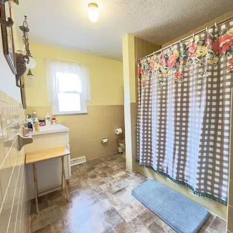 Bath - 411 Ruffian Trl, Corbin, KY 40701 photo 1 of 3