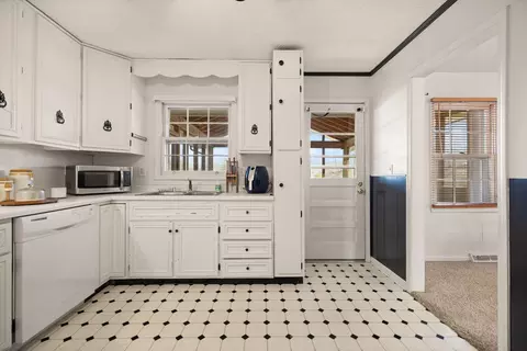 Kitchen - 224 Circle Dr, Morehead, KY 40351 photo 2 of 5