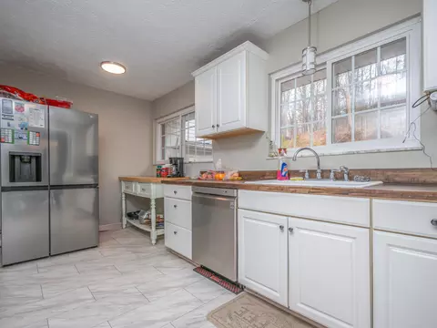 Kitchen - 7635 E Us 60, Morehead, KY 40351 photo 4 of 4
