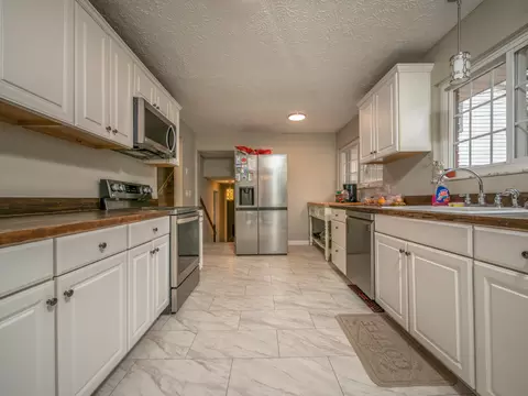 Kitchen - 7635 E Us 60, Morehead, KY 40351 photo 2 of 4