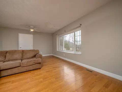 Living - 7635 E Us 60, Morehead, KY 40351 photo 3 of 8