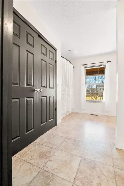 Entry Way - 210 Cox Smith Ln, Corbin, KY 40701 photo 4 of 8