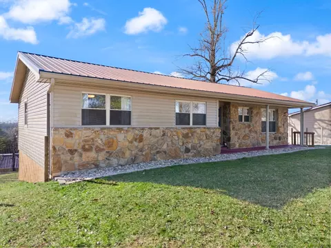 Exterior - 440 E Spencer Rd, Campton, KY 41301 photo 5 of 14