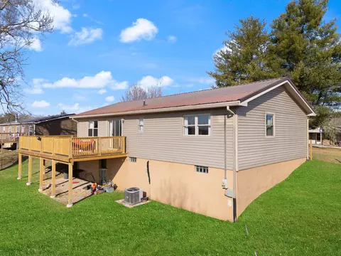 Exterior - 440 E Spencer Rd, Campton, KY 41301 photo 12 of 14