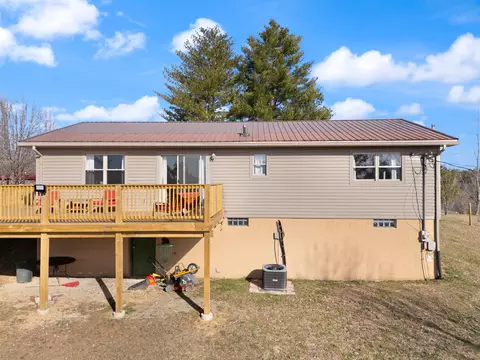 Exterior - 440 E Spencer Rd, Campton, KY 41301 photo 10 of 14