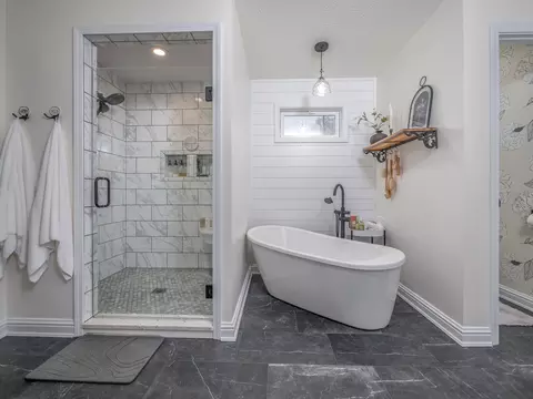 Bath - 102 Woodlock Dr, Morehead, KY 40351 photo 2 of 6