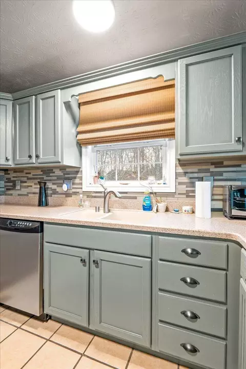 Kitchen - 2011 Cedar Ln, Corbin, KY 40701 photo 3 of 4