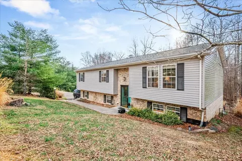Exterior - 2011 Cedar Ln, Corbin, KY 40701 photo 7 of 12