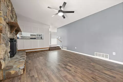 Living - 37 Skylark Dr, Corbin, KY 40701 photo 4 of 4