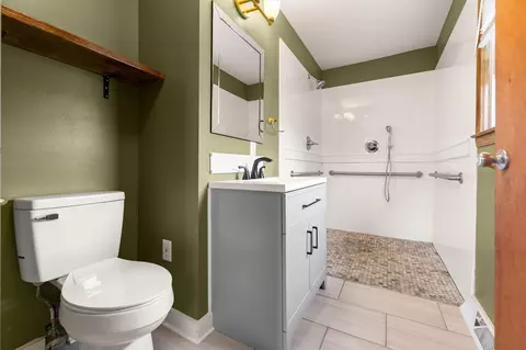 Bath - 37 Skylark Dr, Corbin, KY 40701 photo 3 of 3