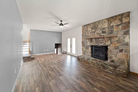 Living - 37 Skylark Dr, Corbin, KY 40701 photo 2 of 4