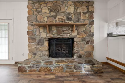 Living - 37 Skylark Dr, Corbin, KY 40701 photo 3 of 4