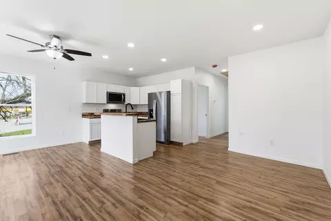 Living - 121 E Washington St, Georgetown, KY 40324 photo 6 of 10