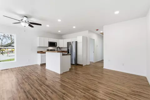 Living - 121 E Washington St, Georgetown, KY 40324 photo 4 of 10