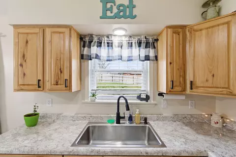 Kitchen - 123 Miles Dr, Lancaster, KY 40444 photo 4 of 4