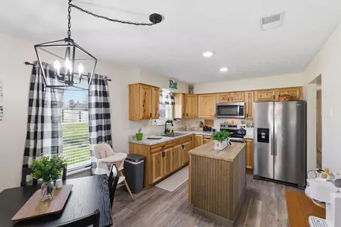 Kitchen - 123 Miles Dr, Lancaster, KY 40444 photo 2 of 4