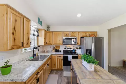 Kitchen - 123 Miles Dr, Lancaster, KY 40444 photo 3 of 4
