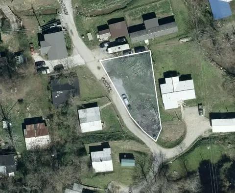 49 Slone St, Garrett, KY 41630