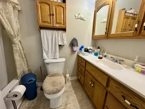 Bath - 336 Springhurst Dr, Berea, KY 40403 photo 1 of 3