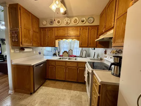 Kitchen - 336 Springhurst Dr, Berea, KY 40403 photo 1 of 2