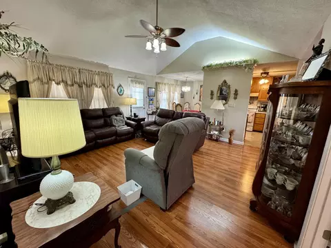 Living - 336 Springhurst Dr, Berea, KY 40403 photo 2 of 4