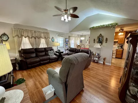 Living - 336 Springhurst Dr, Berea, KY 40403 photo 1 of 4