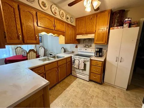 Kitchen - 336 Springhurst Dr, Berea, KY 40403 photo 2 of 2