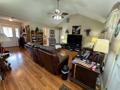 Living - 336 Springhurst Dr, Berea, KY 40403 photo 4 of 4