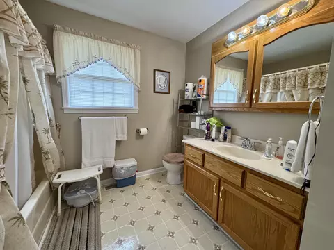 Bath - 336 Springhurst Dr, Berea, KY 40403 photo 2 of 3