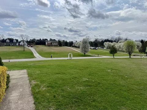 Exterior - 336 Springhurst Dr, Berea, KY 40403 photo 4 of 10