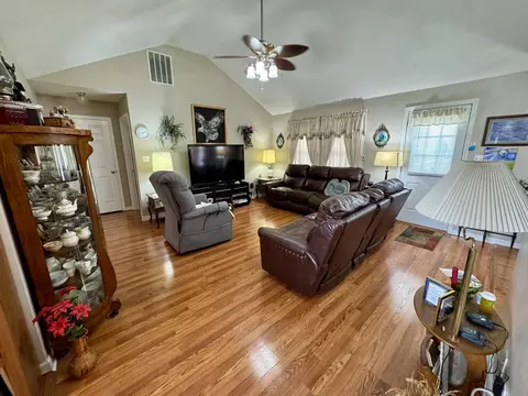 Living - 336 Springhurst Dr, Berea, KY 40403 photo 3 of 4