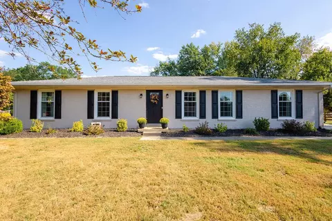 181 Peachtree Dr, Versailles, KY 40383