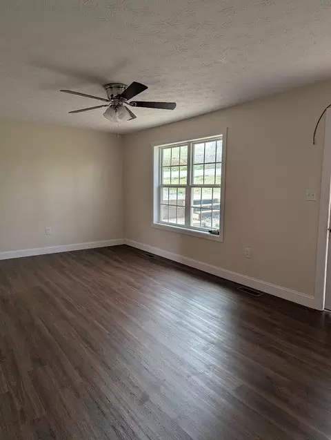 Living - 201 Union St, Corbin, KY 40701 photo 3 of 3