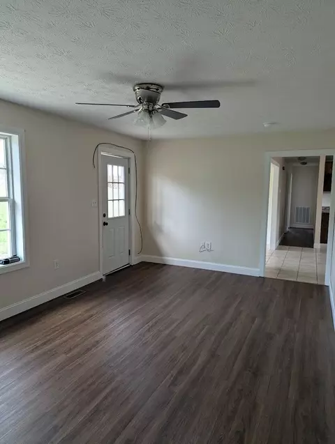Living - 201 Union St, Corbin, KY 40701 photo 2 of 3