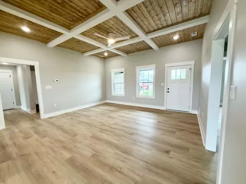 Living - 804 Mohawk Dr, Richmond, KY 40475 photo 2 of 3