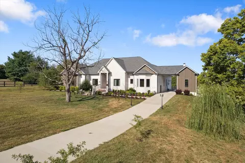 100 Stirling Ln, Versailles, KY 40383