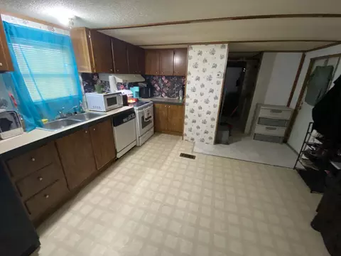 Kitchen - 159 And 163 Peggy Ln, Corbin, KY 40701 photo 2 of 3
