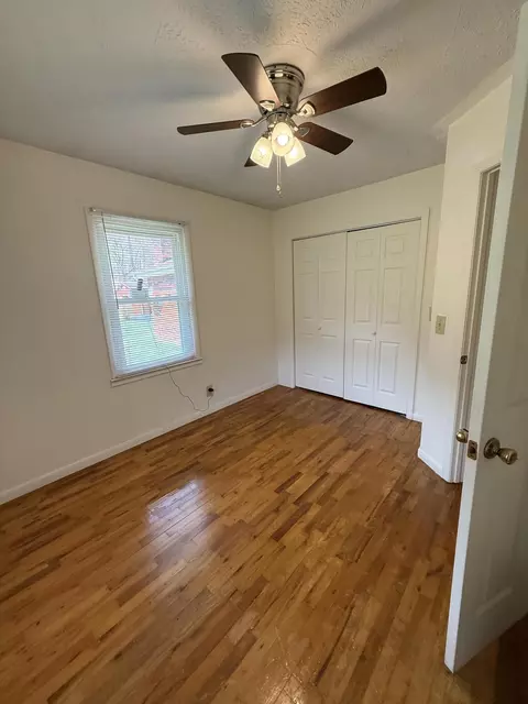 Bedroom - 2572 State Hwy 806, Eolia, KY 40826 photo 3 of 4