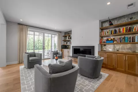 Living - 224 Chenault Rd, Lexington, KY 40502 photo 2 of 11