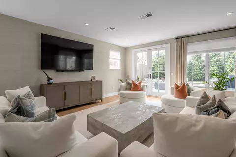 Living - 224 Chenault Rd, Lexington, KY 40502 photo 7 of 11