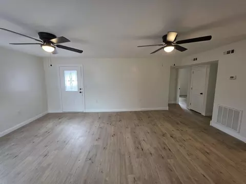 Living - 720 Green St, Corbin, KY 40701 photo 2 of 4