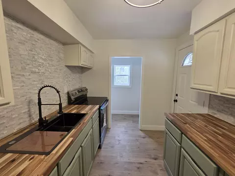 Kitchen - 720 Green St, Corbin, KY 40701 photo 2 of 4