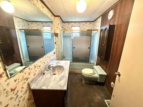 Bath - 370 Chestnut St, Benham, KY 40807 photo 1 of 1