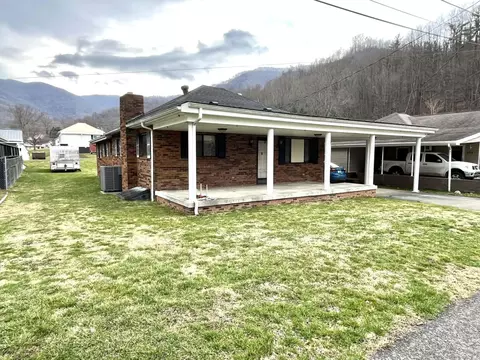 Exterior - 370 Chestnut St, Benham, KY 40807 photo 4 of 10
