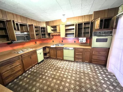 Kitchen - 370 Chestnut St, Benham, KY 40807 photo 2 of 2