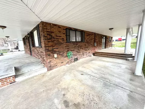 Exterior - 370 Chestnut St, Benham, KY 40807 photo 2 of 10