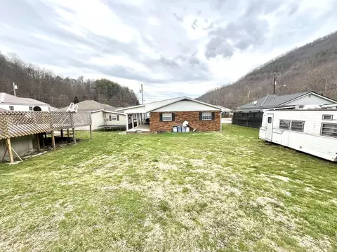 Exterior - 370 Chestnut St, Benham, KY 40807 photo 7 of 10
