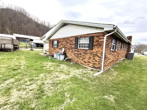 Exterior - 370 Chestnut St, Benham, KY 40807 photo 5 of 10