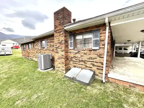 Exterior - 370 Chestnut St, Benham, KY 40807 photo 8 of 10