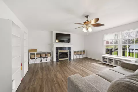 Living - 307 Brookgreen Dr, Berea, KY 40403 photo 3 of 4